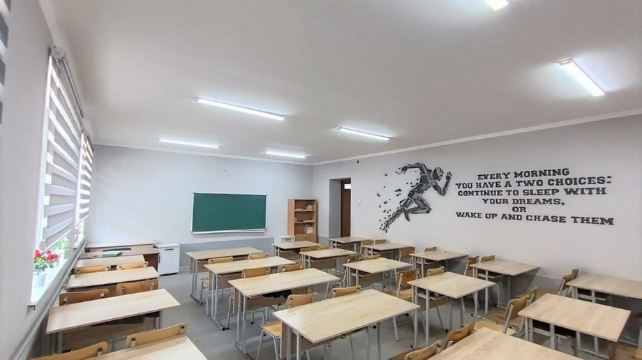 В Намангане учитель информатики оборудовал учебные кабинеты за свой счет