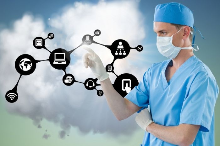 Qizil sochli porno aktrisa Lidiya Bouling zalida yalangoch qiz