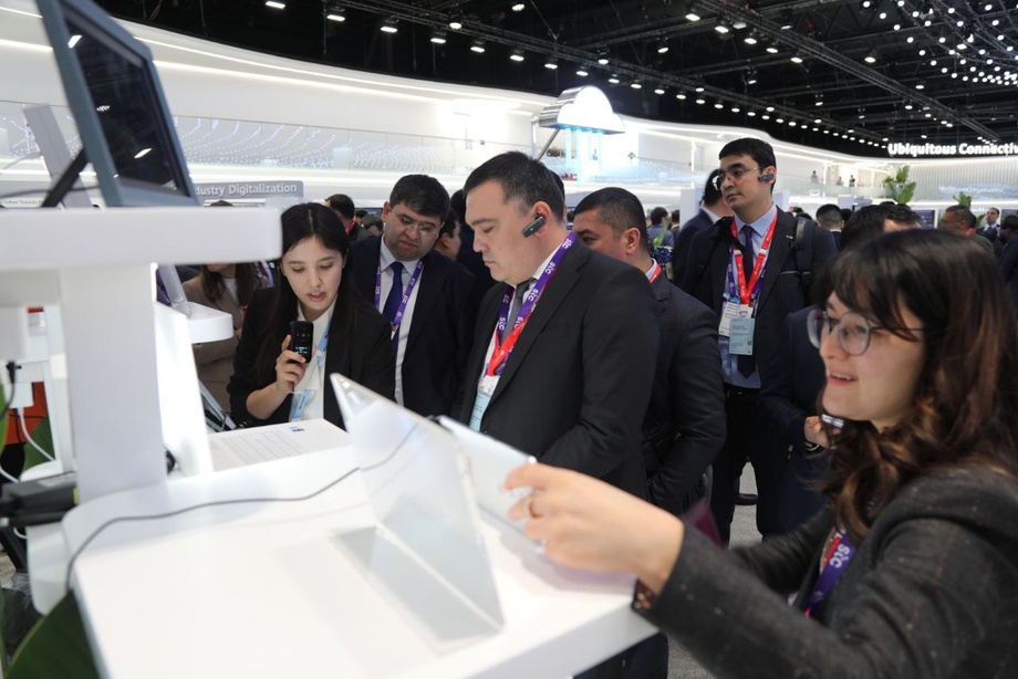 MWC 2024: Ўзбекистон делегацияси Huawei замонавий технологиялари билан танишди