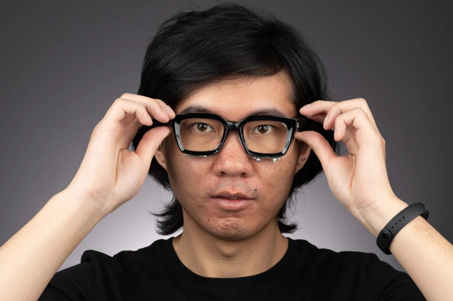 Созданы очки, способные читать речь по губам пользователя