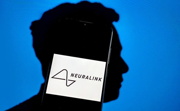 Первый пациент с чипом Neuralink рассказал, как его использует