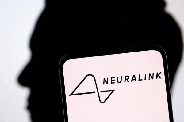 Человек с имплантом Neuralink начал изучать японский и французский языки