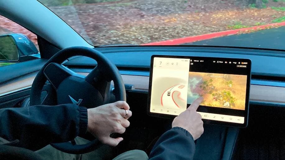 Endilikda Tesla mashinada o‘yin o‘ynashga yo‘l qo‘ymaydi